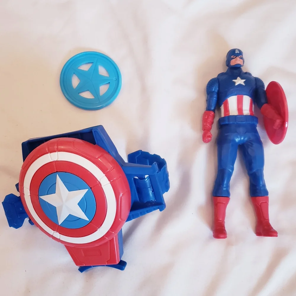 Hasbro Captain America Action Figure Set  With Mask And Blaster